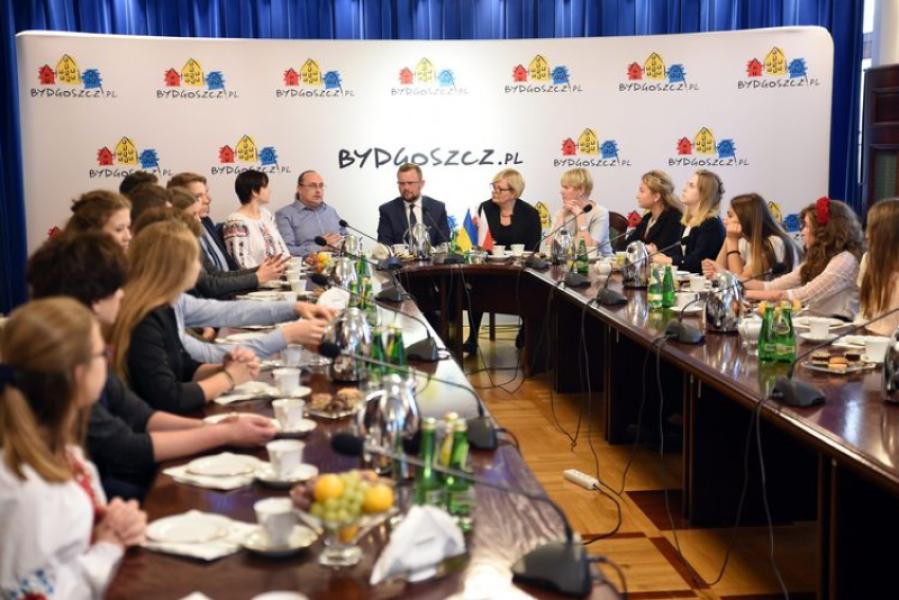 École internationale polonaise-ukrainienne de diplomatie culturelle (avec la participation de jeunes des villes ukrainiennes jumelées avec Bydgoszcz)