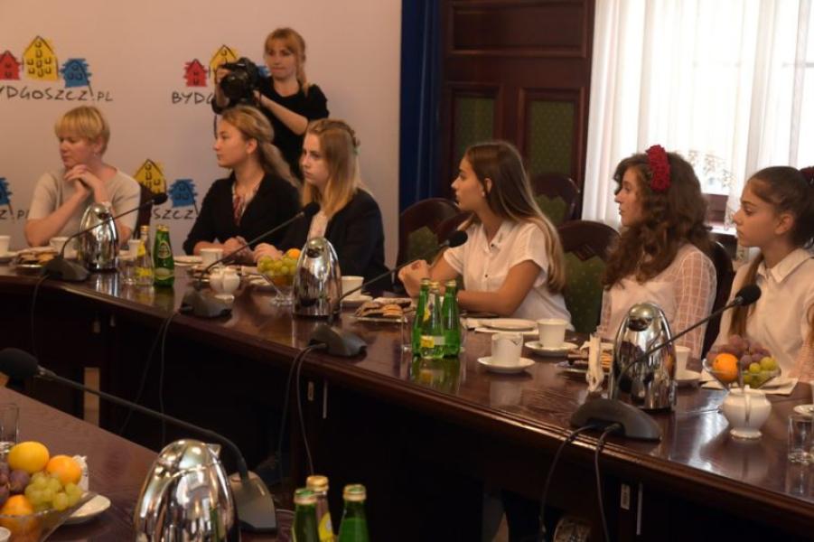 École internationale polonaise-ukrainienne de diplomatie culturelle (avec la participation de jeunes des villes ukrainiennes jumelées avec Bydgoszcz)