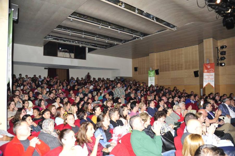 Bir Düne Bak, Bir de Bu Güne, pièce de théâtre