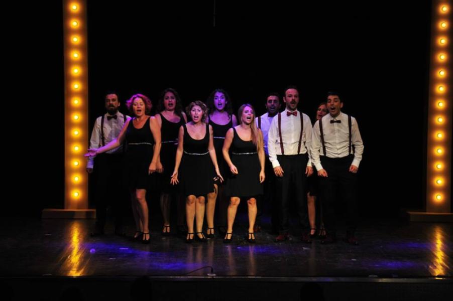 Bir Düne Bak, Bir de Bu Güne, pièce de théâtre