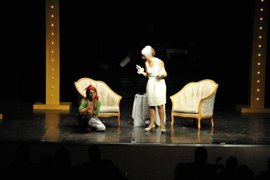 Bir Düne Bak, Bir de Bu Güne, pièce de théâtre
