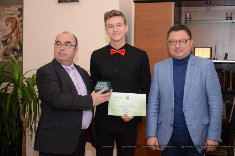 Concours de rédaction pour les jeunes « Participation des jeunes au développement de la démocratie locale : initiatives concrètes et visions »