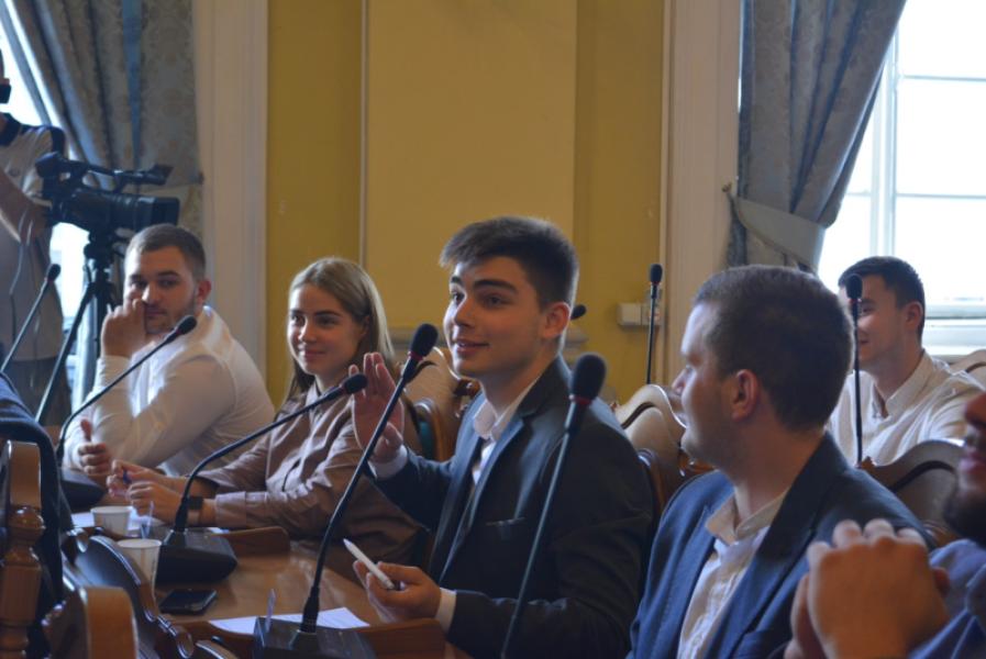 La première session des jeunes du conseil municipal de Lviv