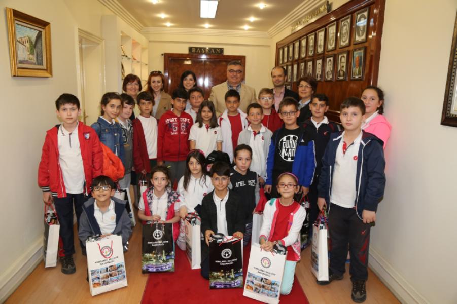 Une classe rencontre le maire