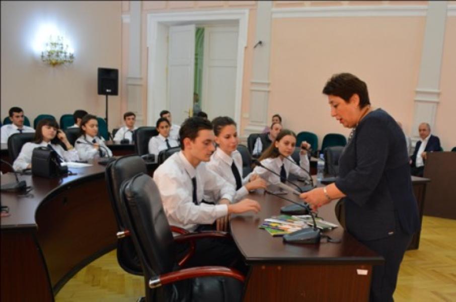 Le maire de la ville de Batumi organise une réunion avec les étudiants de l'Académie maritime de Batumi