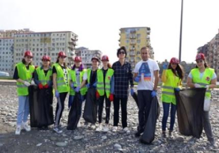 Nettoyage du littoral de Batumi