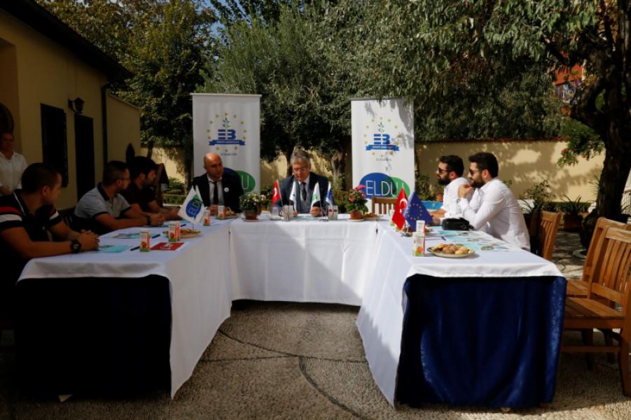 Table ronde avec le maire et des représentants des branches de la jeunesse de différents partis politiques nationaux