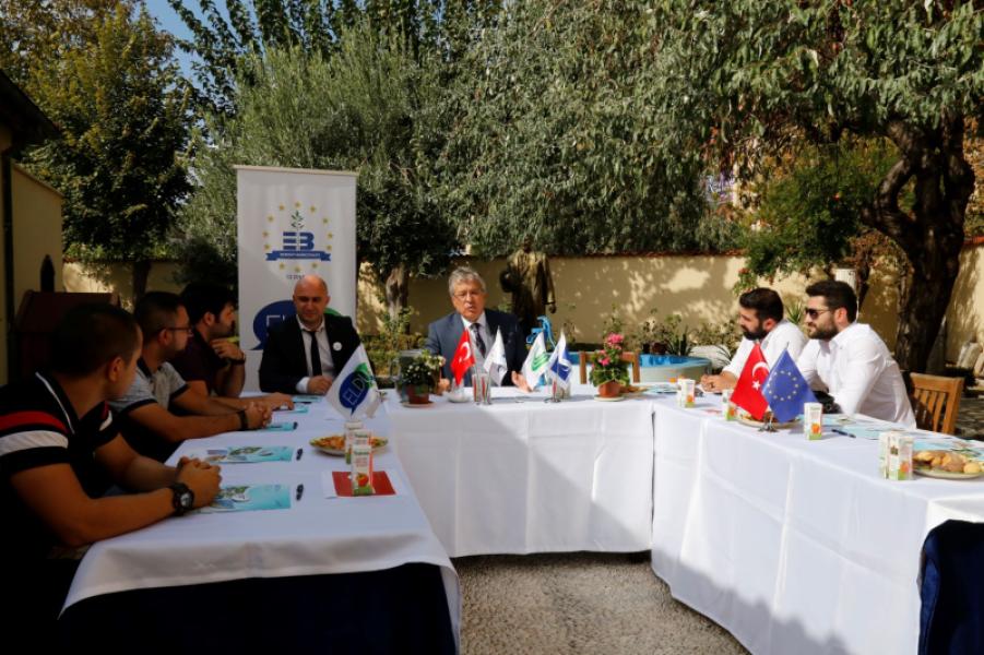 Table ronde avec le maire et des représentants des branches de la jeunesse de différents partis politiques nationaux