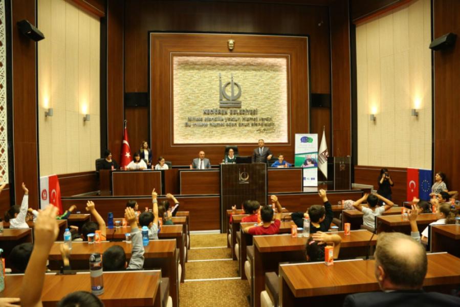 ASSEMBLEE D'ENFANTS REUNIE A KEÇ?ÖREN AVEC LA PARTICIPATION DU MAIRE ALTINOK