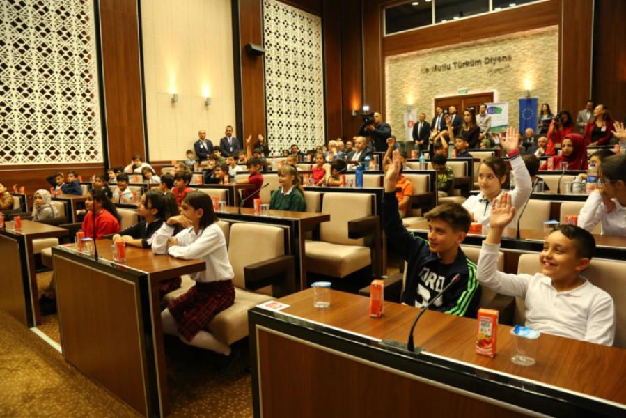 ASSEMBLEE D'ENFANTS REUNIE A KEÇ?ÖREN AVEC LA PARTICIPATION DU MAIRE ALTINOK