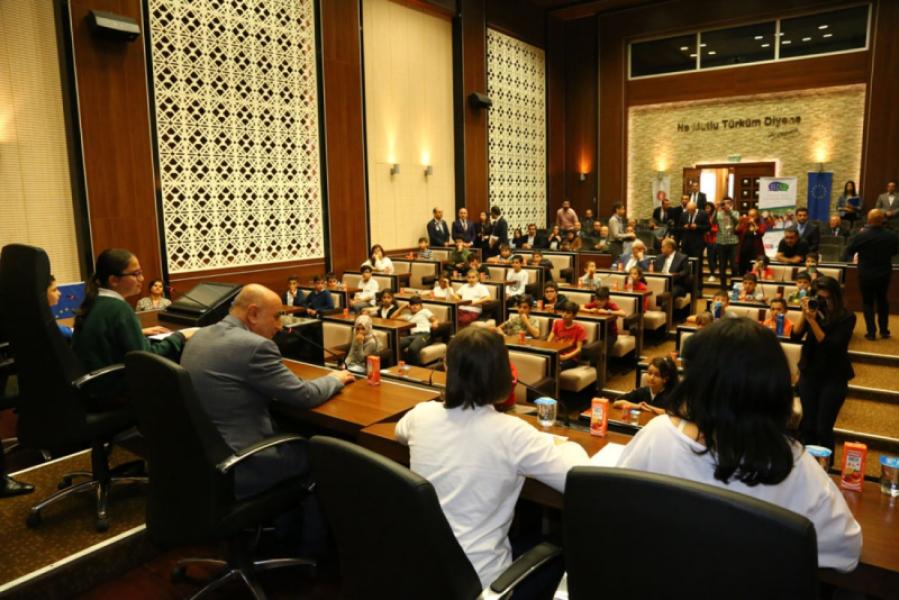 ASSEMBLEE D'ENFANTS REUNIE A KEÇ?ÖREN AVEC LA PARTICIPATION DU MAIRE ALTINOK