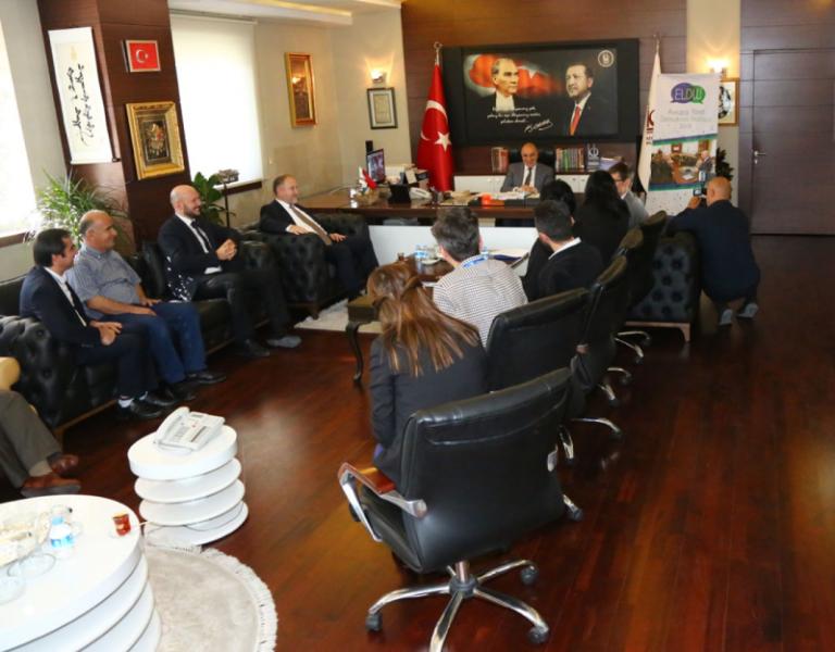 Des représentants des Nations Unies et des immigrants syriens rendent visite au maire Alt?nok à l'occasion de la «journée publique» de la municipalité de Keçiören