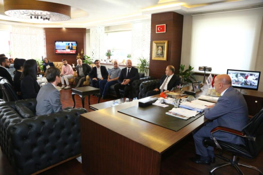 Des représentants des Nations Unies et des immigrants syriens rendent visite au maire Alt?nok à l'occasion de la «journée publique» de la municipalité de Keçiören