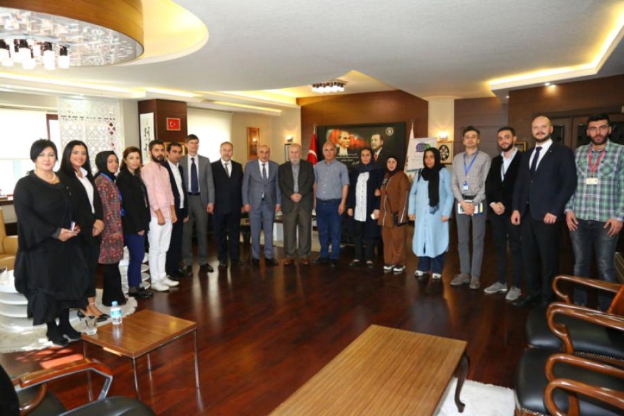 Des représentants des Nations Unies et des immigrants syriens rendent visite au maire Alt?nok à l'occasion de la «journée publique» de la municipalité de Keçiören
