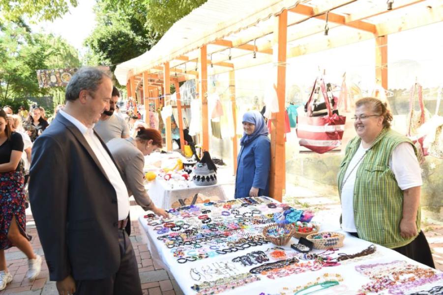 Le marché artisanal des femmes, organisé par la municipalité d'Avcilar, a ouvert ses portes.