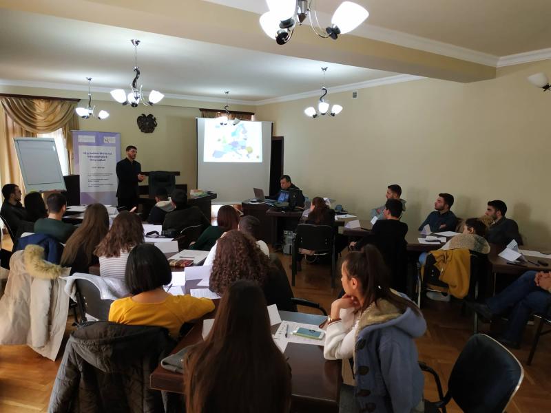 Engagement des jeunes dans l'autonomie locale. Atelier dans la ville d'Abovyan