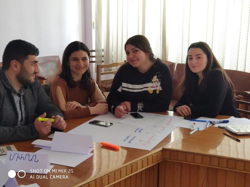 De jeunes militants de Hrazdan réfléchissent à des solutions aux problèmes de la collectivité