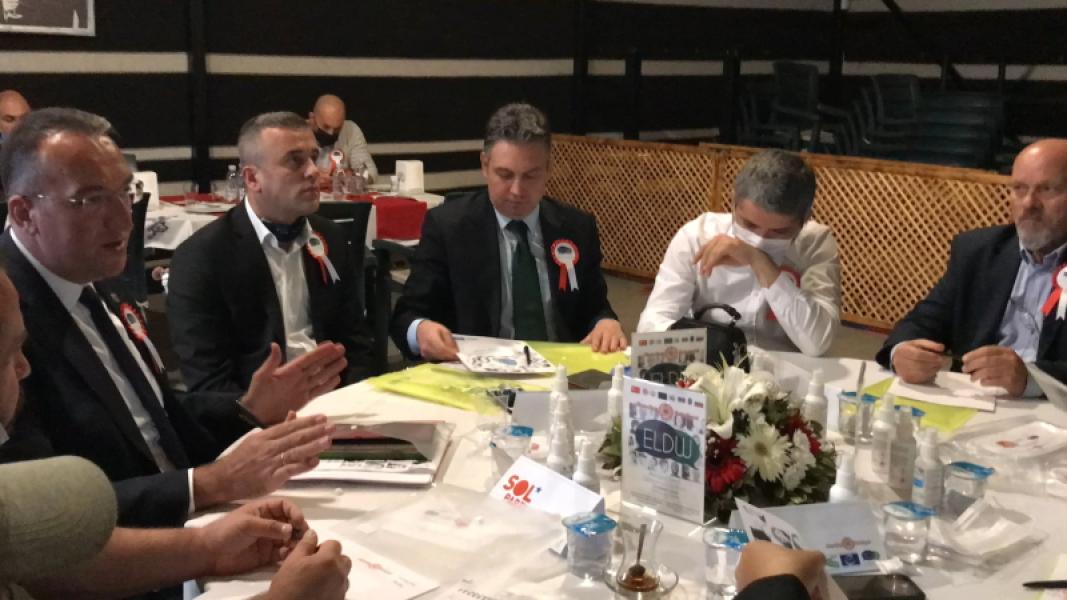 RÉUNION DE TABLE RONDE