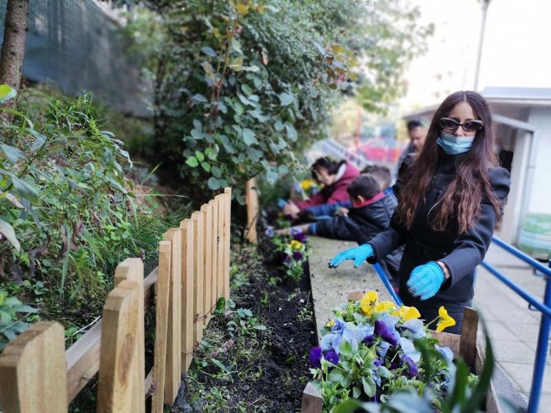 PRIMARY SCHOOL PUPILS  FLOWER PLANTING