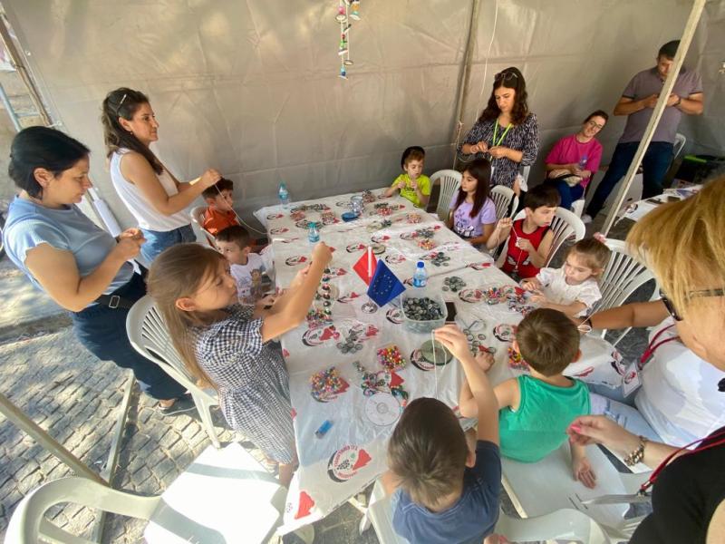 Les enfants reçoivent des informations sur la protection et le recyclage lors d'un atelier sur le recyclage.