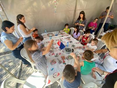 Les enfants reçoivent des informations sur la protection et le recyclage lors d'un atelier sur le recyclage.