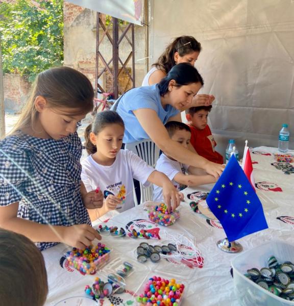 Les enfants reçoivent des informations sur la protection et le recyclage lors d'un atelier sur le recyclage.
