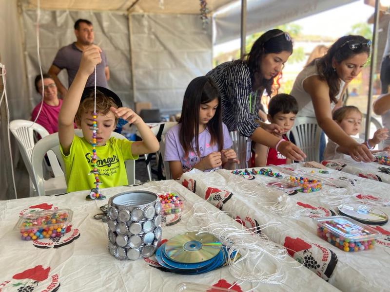 Les enfants reçoivent des informations sur la protection et le recyclage lors d'un atelier sur le recyclage.