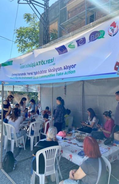 Les enfants reçoivent des informations sur la protection et le recyclage lors d'un atelier sur le recyclage.