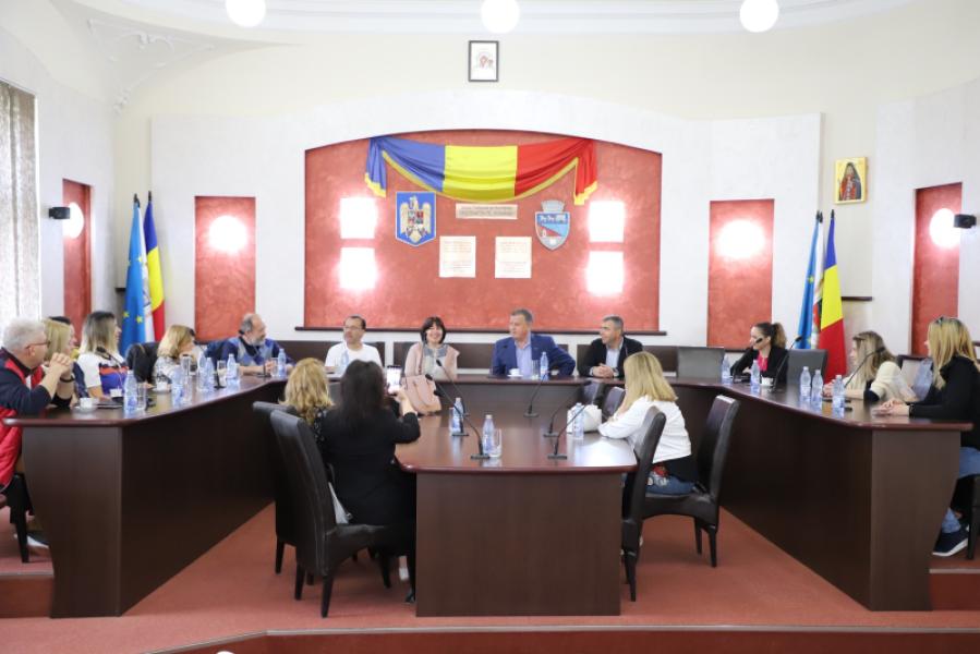 Réunion paneuropéenne sur les activités durables à l'hôtel de ville de Ramnicu Valcea