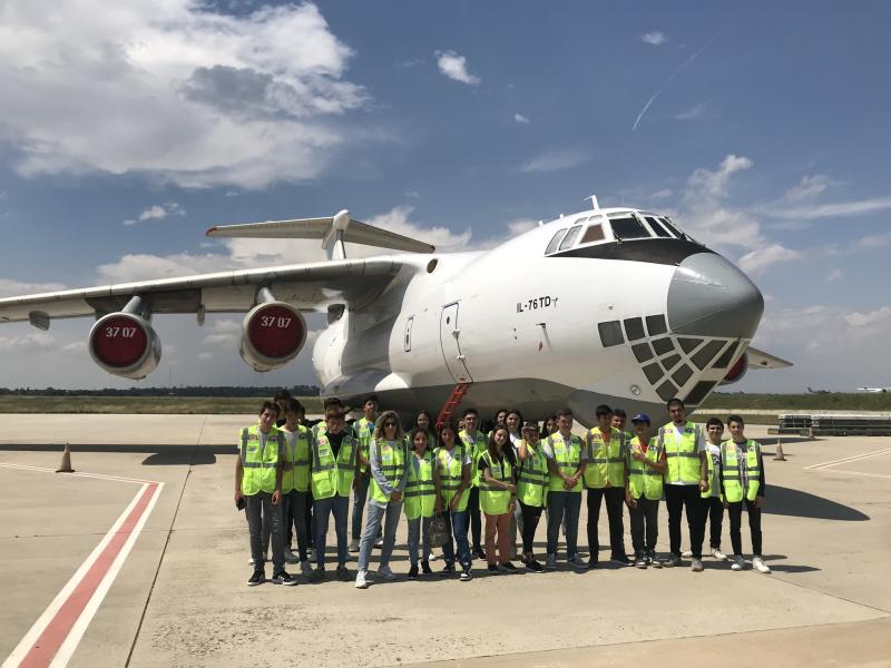 UNE VISITE À L'AÉROPORT AVEC DES JEUNES POUR EXPLORER LES EFFETS DU TRANSPORT AÉRIEN SUR LE RÉCHAUFFEMENT CLIMATIQUE