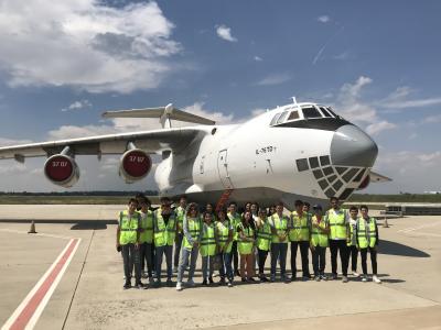 UNE VISITE À L'AÉROPORT AVEC DES JEUNES POUR EXPLORER LES EFFETS DU TRANSPORT AÉRIEN SUR LE RÉCHAUFFEMENT CLIMATIQUE