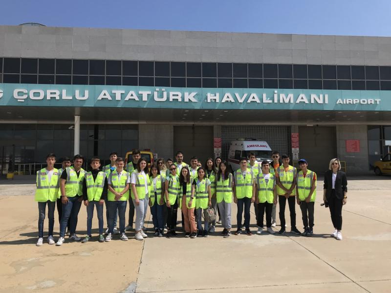 UNE VISITE À L'AÉROPORT AVEC DES JEUNES POUR EXPLORER LES EFFETS DU TRANSPORT AÉRIEN SUR LE RÉCHAUFFEMENT CLIMATIQUE