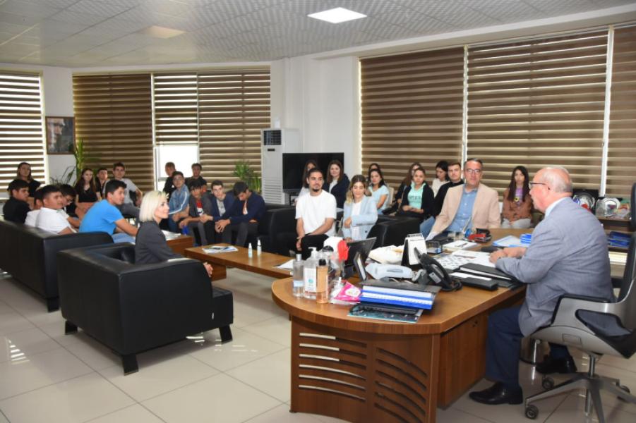 DES JEUNES D'AHMETBEY RENDENT VISITE AU MAIRE DE LA MUNICIPALITÉ MÉTROPOL DE L'AGGLOMÉRATION DE L'ÎLE DE TEKIRDAG