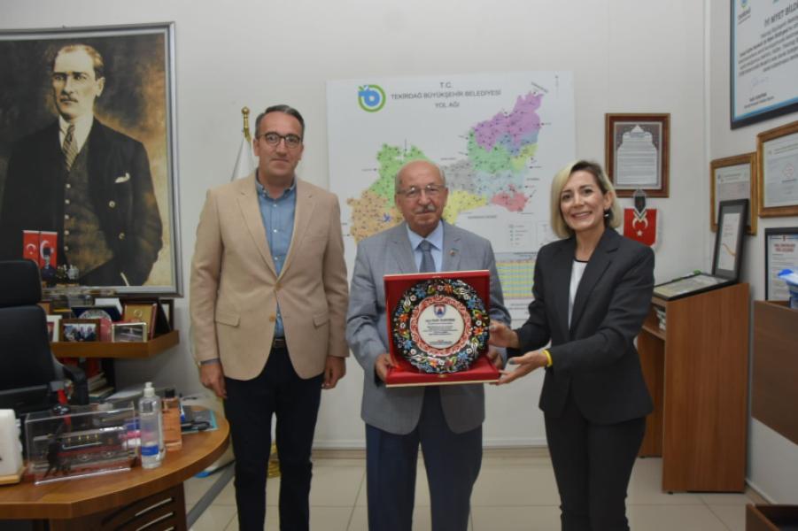 DES JEUNES D'AHMETBEY RENDENT VISITE AU MAIRE DE LA MUNICIPALITÉ MÉTROPOL DE L'AGGLOMÉRATION DE L'ÎLE DE TEKIRDAG