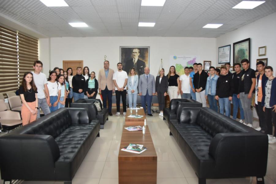 DES JEUNES D'AHMETBEY RENDENT VISITE AU MAIRE DE LA MUNICIPALITÉ MÉTROPOL DE L'AGGLOMÉRATION DE L'ÎLE DE TEKIRDAG