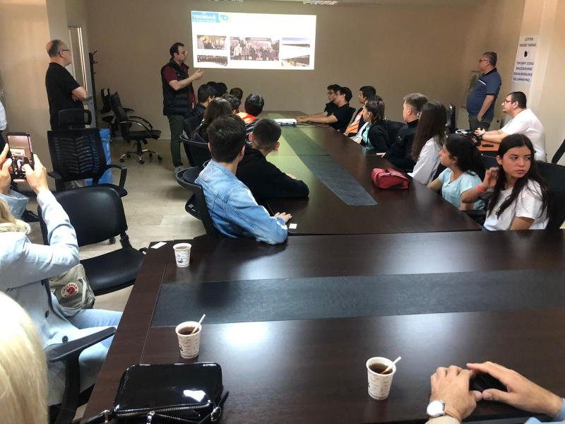 DES JEUNES D'AHMETBEY RENDENT VISITE AU MAIRE DE LA MUNICIPALITÉ MÉTROPOL DE L'AGGLOMÉRATION DE L'ÎLE DE TEKIRDAG