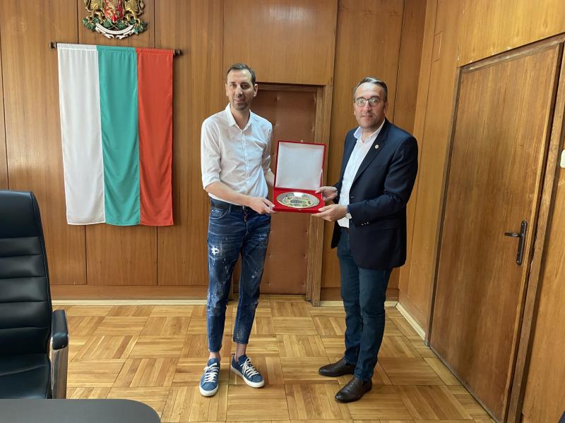 VISITE DU MAIRE D'YAN DANS LA CHAMBRE DU COMMERCE ET DE L'INDUSTRIE D'YAN EN BUL DE BULGARIE