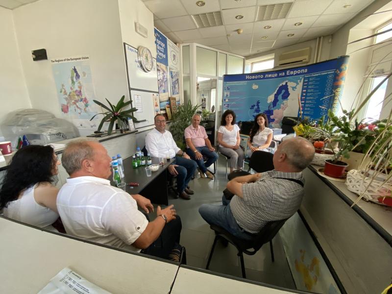 VISITE DU MAIRE D'YAN DANS LA CHAMBRE DU COMMERCE ET DE L'INDUSTRIE D'YAN EN BUL DE BULGARIE