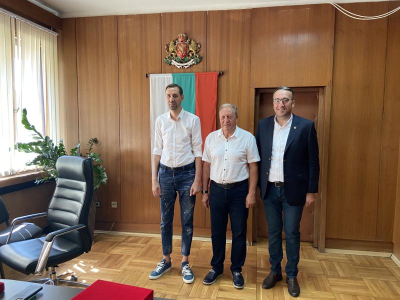 VISITE DU MAIRE D'YAN DANS LA CHAMBRE DU COMMERCE ET DE L'INDUSTRIE D'YAN EN BUL DE BULGARIE