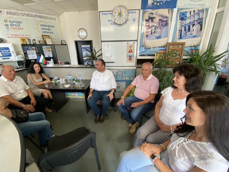 VISITE DU MAIRE D'YAN DANS LA CHAMBRE DU COMMERCE ET DE L'INDUSTRIE D'YAN EN BUL DE BULGARIE