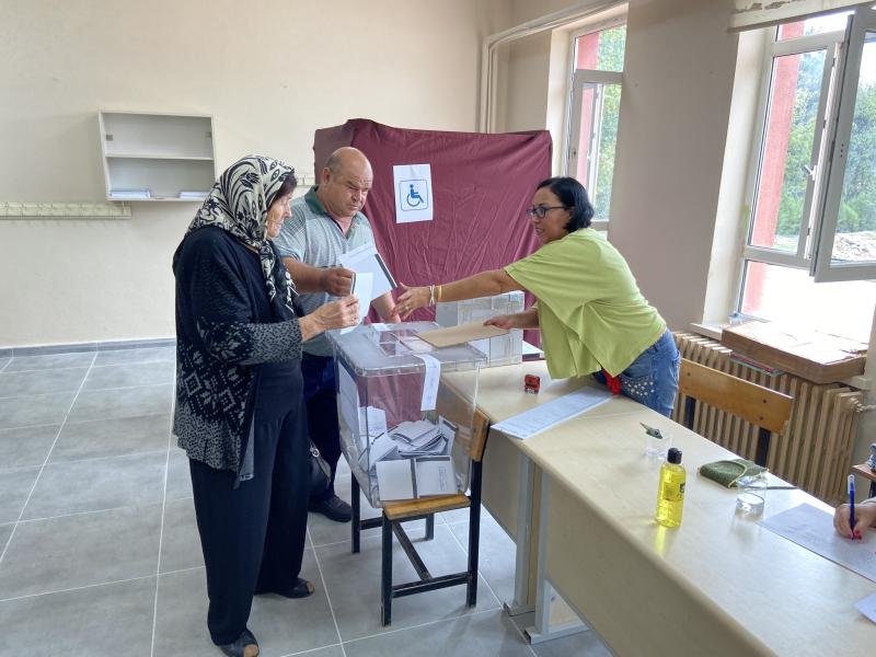 TRANSPORT GRATUIT, REPAS ET ASSISTANCE TECHNIQUE OFFERTS AUX CITOYENS VOTANT À AHMETBEY DANS LE CADRE DES ÉLECTIONS LÉGISLATIVES DE LA RÉPUBLIQUE DE BULGARIE