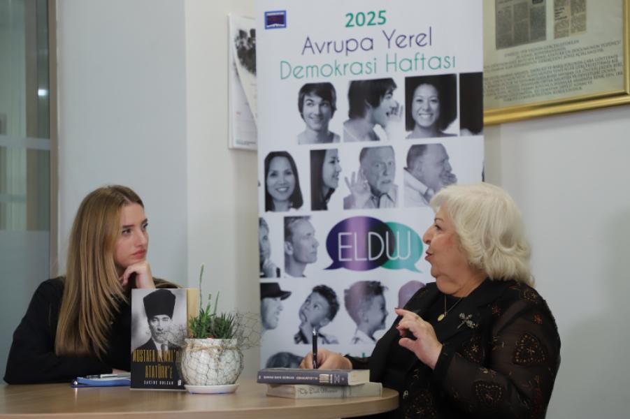 Discussion sur la démocratie avec l'historien et écrivain local Sacide Bolcan