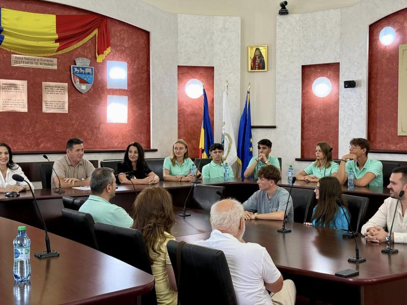Échange international de jeunes à la mairie de Ramnicu Valcea
