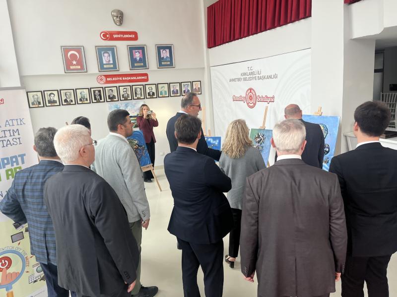 Informations aux membres du Parlement et aux représentants des partis politiques locaux concernant la SEDL