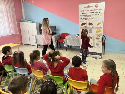 Des séances d'éducation à la santé bucco-dentaire ont été organisées pour les enfants dans le cadre des services de santé gratuits.