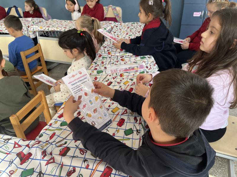 Des séances d'éducation à la santé bucco-dentaire ont été organisées pour les enfants dans le cadre des services de santé gratuits.