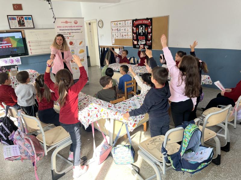 Des séances d'éducation à la santé bucco-dentaire ont été organisées pour les enfants dans le cadre des services de santé gratuits.
