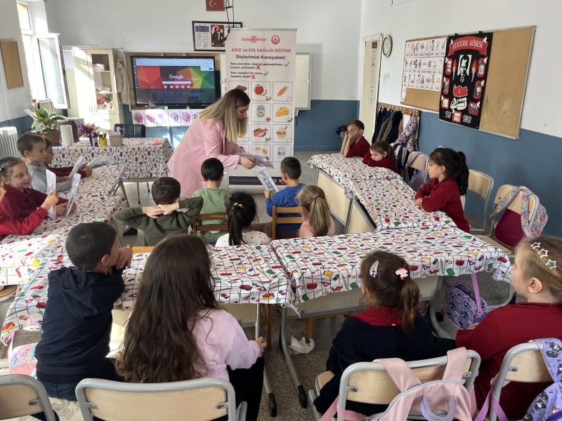 Des séances d'éducation à la santé bucco-dentaire ont été organisées pour les enfants dans le cadre des services de santé gratuits.