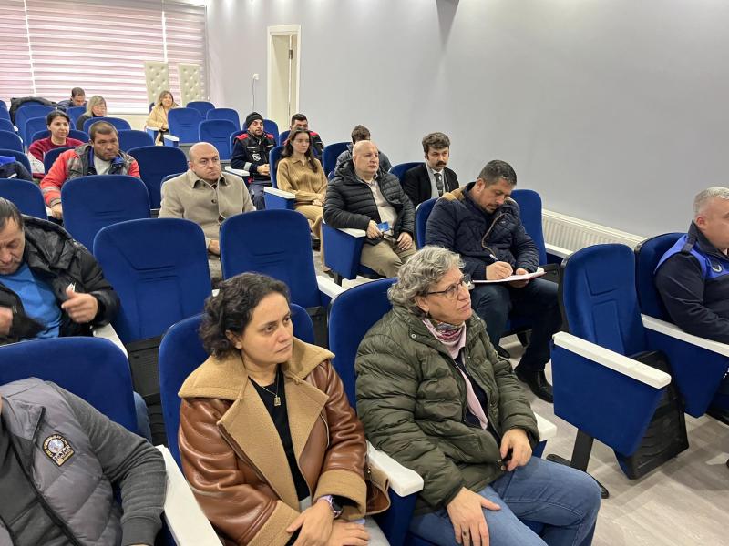 Des discussions ont été organisées à l'intention des groupes défavorisés dans le cadre des services de santé gratuits.