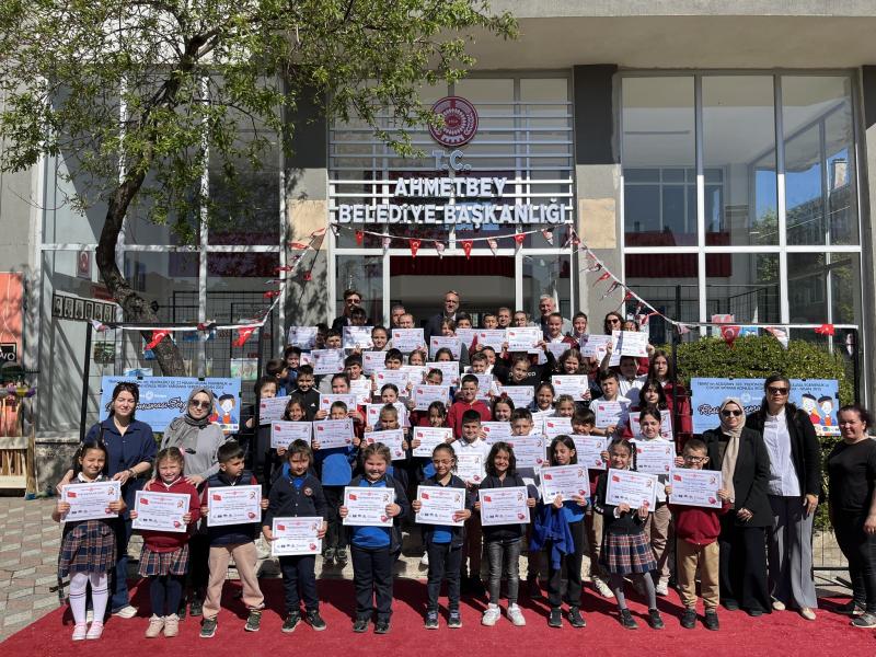 Concours de dessins à l'occasion de l'anniversaire de la création de la Grande Assemblée nationale de Türkiye et de la démocratie